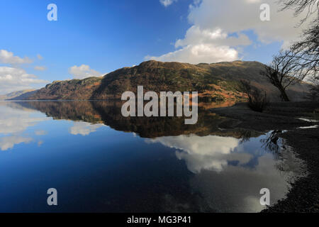 Frühling Blick auf Ullswater aus Glencoyne mit Platz fiel, Nationalpark Lake District, Cumbria County, England, Großbritannien Stockfoto