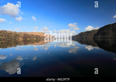 Frühling Blick auf Ullswater aus Glencoyne mit Platz fiel, Nationalpark Lake District, Cumbria County, England, Großbritannien Stockfoto