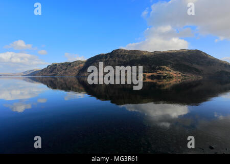 Frühling Blick auf Ullswater aus Glencoyne mit Platz fiel, Nationalpark Lake District, Cumbria County, England, Großbritannien Stockfoto