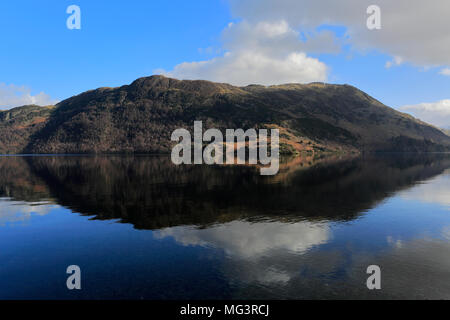 Frühling Blick auf Ullswater aus Glencoyne mit Platz fiel, Nationalpark Lake District, Cumbria County, England, Großbritannien Stockfoto