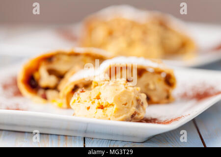 Apfelstrudel und Vanilleeis auf Platten Stockfoto