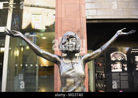 Statue von Sängerin Cilla Black neben der Höhle in der Mathew Street Liverpool. Merseyside, UK. Priscilla Maria Veronica Weiß OBE (27. Mai 1943 - 1. August Stockfoto