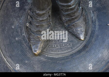 Statue von Sängerin Cilla Black neben der Höhle in der Mathew Street Liverpool. Merseyside, UK. Priscilla Maria Veronica Weiß OBE (27. Mai 1943 - 1. August Stockfoto