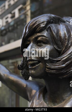 Statue von Sängerin Cilla Black neben der Höhle in der Mathew Street Liverpool. Merseyside, UK. Priscilla Maria Veronica Weiß OBE (27. Mai 1943 - 1. August Stockfoto