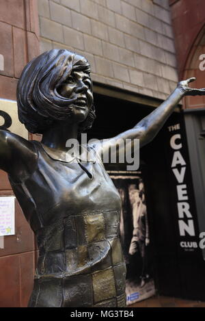 Statue von Sängerin Cilla Black neben der Höhle in der Mathew Street Liverpool. Merseyside, UK. Priscilla Maria Veronica Weiß OBE (27. Mai 1943 - 1. August Stockfoto