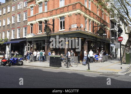 Die fitzroy Taverne, 16 Charlotte Street, Westminster, London, W1T 2LY. Einem traditionellen Londoner Pub Studenten anzuziehen, und Medientypen. Stockfoto