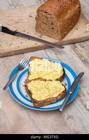 Rührei auf zwei Scheiben Toast Stockfoto