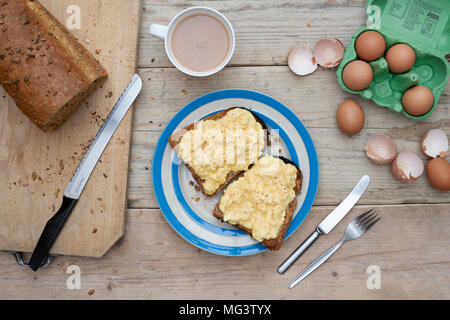 Rührei auf zwei Scheiben Toast Stockfoto