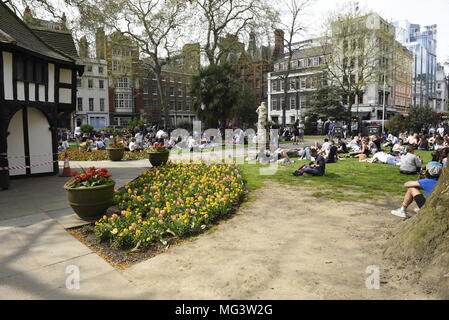 Menschen in Soho Square, London, UK. Gleich neben dem geschäftigen hektischen Oxford Street ist diese schrullige Square, mit einem kleinen Häuschen in der Mitte. Soho Square ist Stockfoto