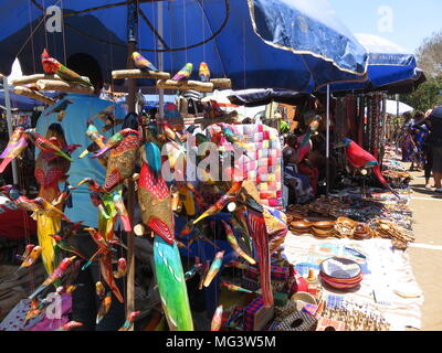 Holz- Vogel an einen kenianischen Markt in Nairobi. Stockfoto