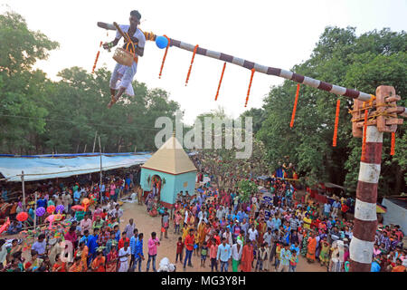 Charak Puja, Bangladesch. 26. April 2018. Ein junger Anhänger hängen aus der Pole führt wunderbare Akrobatik während der 'Charak Festival" oder "antali Pata Parab'. Die wichtige Rolle der Gajan Festival ist Charak Puja. Die Tradition der Charak Puja ist alles über die Anbetung des Charak Baum und mehrere Buße taten durch Charak Sanyasis rund um und auf dem Baum durchgeführt. Die Charak Baum ist ein Stamm eines Baumes ohne Wurzeln oder Äste. Die Höhe wird ca. 30 bis 40 Fuß. Die erstaunliche Teil ist, wie sanyasi pries Credit: PACIFIC PRESS/Alamy leben Nachrichten Stockfoto