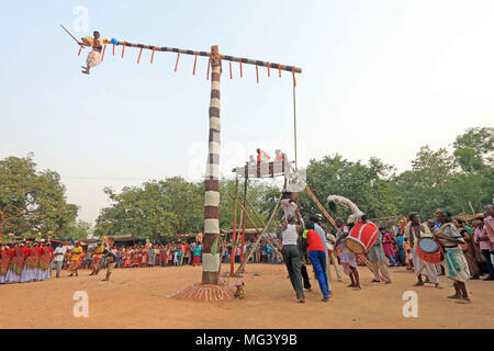 Charak Puja, Bangladesch. 26. April 2018. Ein Anhänger hängen aus der Pole führt wunderbare Akrobatik während der 'Charak Festival" oder "antali Pata Parab'. Die wichtige Rolle der Gajan Festival ist Charak Puja. Die Tradition der Charak Puja ist alles über die Anbetung des Charak Baum und mehrere Buße taten durch Charak Sanyasis rund um und auf dem Baum durchgeführt. Die Charak Baum ist ein Stamm eines Baumes ohne Wurzeln oder Äste. Credit: PACIFIC PRESS/Alamy leben Nachrichten Stockfoto