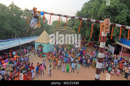 Charak Puja, Bangladesch. 26. April 2018. Ein junger Anhänger hängen aus der Pole führt wunderbare Akrobatik während der 'Charak Festival" oder "antali Pata Parab'. Die wichtige Rolle der Gajan Festival ist Charak Puja. Die Tradition der Charak Puja ist alles über die Anbetung des Charak Baum und mehrere Buße taten durch Charak Sanyasis rund um und auf dem Baum durchgeführt. Die Charak Baum ist ein Stamm eines Baumes ohne Wurzeln oder Äste. Die Höhe wird ca. 30 bis 40 Fuß. Die erstaunliche Teil ist, wie sanyasi pries Credit: PACIFIC PRESS/Alamy leben Nachrichten Stockfoto