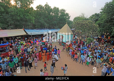 Charak Puja, Bangladesch. 26. April 2018. Tribal Menschen versammelt, um wundersame Akrobatik durch ein Devotee während der 'Charak Festival' durchgeführt wird oder der Parab antali Pata". Die wichtige Rolle der Gajan Festival ist Charak Puja. Die Tradition der Charak Puja ist alles über die Anbetung des Charak Baum und mehrere Buße taten durch Charak Sanyasis rund um und auf dem Baum durchgeführt. Die Charak Baum ist ein Stamm eines Baumes ohne Wurzeln oder Äste. Die Höhe wird ca. 30 bis 40 Fuß. Die erstaunliche Teil ist h Credit: PACIFIC PRESS/Alamy leben Nachrichten Stockfoto