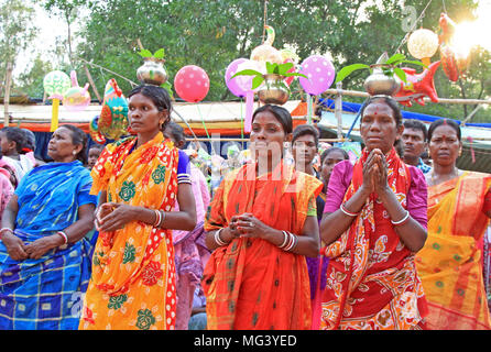 Charak Puja, Bangladesch. 26. April 2018. Frauen Liebhaber der stammesgemeinschaft Rituale während der 'Charak Festival" oder "antali Pata Parab'. Der wichtige Teil Gajan Festival ist Charak Puja. Die Tradition der Charak Puja ist alles über die Anbetung des Charak Baum und mehrere Buße taten durch Charak Sanyasis rund um und auf dem Baum durchgeführt. Die Charak Baum ist ein Stamm eines Baumes ohne Wurzeln oder Äste. rce sh Quelle: PACIFIC PRESS/Alamy leben Nachrichten Stockfoto