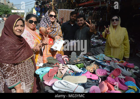 Lahore, Pakistan. 26 Apr, 2018. Führer der von Pakistan Tehreek-e-Insaf (PTI) Frauen Wing Mussarat Jamshed Cheema, Sadia Sohail Rana und andere Aktivistinnen verteilen Flugblätter unter den Menschen in den lokalen Märkten. Credit: Rana Sajid Hussain/Pacific Press/Alamy leben Nachrichten Stockfoto