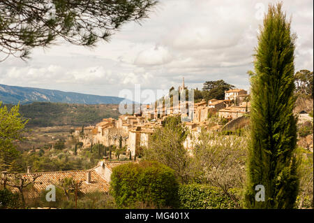 Das Dorf Gordes im Luberon Hills im Süden Frankreichs Stockfoto