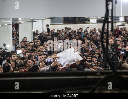Jabaliya Gazastreifen. 26 Apr, 2018. Palästinensischen trauernde tragen einen Sarg, in dem sich die Körper der palästinensische Wissenschaftler Fadi al-Batsh, in Malaysia, ermordet wurde, nachdem sein Leichnam wurde in seiner Heimat, den Gazastreifen am 26 April, 2018 Für seine Beerdigung in der Stadt Jabalia, im Norden der palästinensischen Enklave. Batsh, ein Mitglied der islamistischen Hamas, wurde tot in einem Hagel von Kugeln mit dem Motorrad reiten Angreifer erschossen, als er in einer Moschee in Kuala Lumpur für Dawn Gebete am 21 April, 2018 Quelle: nidal Alwaheidi/Pacific Press/Alamy leben Nachrichten Stockfoto