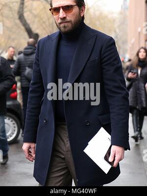 Mailand, Italien. 22 Feb, 2018. Mailand - 22. Februar 2018 Mann auf der Straße, die im Rahmen der Mailänder Modewoche Credit: Mauro Del Signore/Pacific Press/Alamy leben Nachrichten Stockfoto