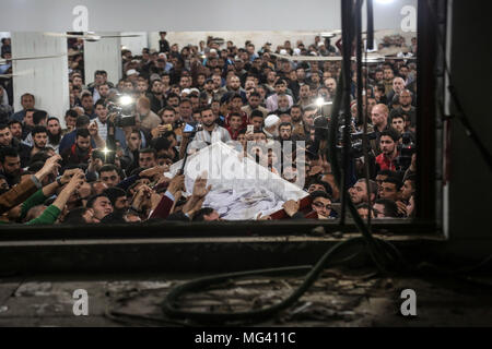 Jabaliya Gazastreifen. 26 Apr, 2018. Palästinensischen trauernde tragen einen Sarg, in dem sich die Körper der palästinensische Wissenschaftler Fadi al-Batsh, in Malaysia, ermordet wurde, nachdem sein Leichnam wurde in seiner Heimat, den Gazastreifen am 26 April, 2018 Für seine Beerdigung in der Stadt Jabalia, im Norden der palästinensischen Enklave. Batsh, ein Mitglied der islamistischen Hamas, wurde tot in einem Hagel von Kugeln mit dem Motorrad reiten Angreifer erschossen, als er in einer Moschee in Kuala Lumpur für Dawn Gebete am 21 April, 2018 Quelle: nidal Alwaheidi/Pacific Press/Alamy leben Nachrichten Stockfoto