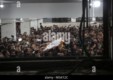 Jabaliya Gazastreifen. 26 Apr, 2018. Palästinensischen trauernde tragen einen Sarg, in dem sich die Körper der palästinensische Wissenschaftler Fadi al-Batsh, in Malaysia, ermordet wurde, nachdem sein Leichnam wurde in seiner Heimat, den Gazastreifen am 26 April, 2018 Für seine Beerdigung in der Stadt Jabalia, im Norden der palästinensischen Enklave. Batsh, ein Mitglied der islamistischen Hamas, wurde tot in einem Hagel von Kugeln mit dem Motorrad reiten Angreifer erschossen, als er in einer Moschee in Kuala Lumpur für Dawn Gebete am 21 April, 2018 Quelle: nidal Alwaheidi/Pacific Press/Alamy leben Nachrichten Stockfoto