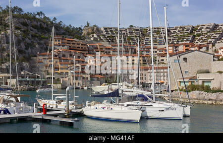 DUINO AURISINA, Italien - 14 April, 2018: Boote im Yachthafen des luxuriösen Badeort Portopiccolo, in der Nähe von Triest Stockfoto