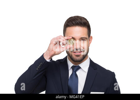 Young Professional Geschäftsmann eine bitcoin vor Auge, isoliert auf weißem Stockfoto