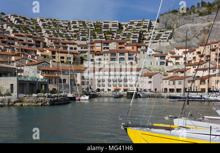 DUINO AURISINA, Italien - 14 April, 2018: Boote im Yachthafen des luxuriösen Badeort Portopiccolo, in der Nähe von Triest Stockfoto