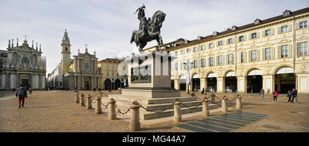 Denkmal für Emanuele Filiberto, Piazza San Carlo, Turin, Itay mit der Chiesa di San Carlo Borromeo im Hintergrund. Stockfoto