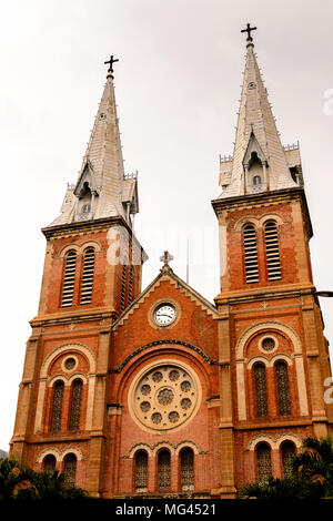 Saigon die Notre Dame Basilica (Basilika Unserer Lieben Frau von der Unbefleckten Empfängnis) in Ho Chi Minh (Saigon). Stockfoto