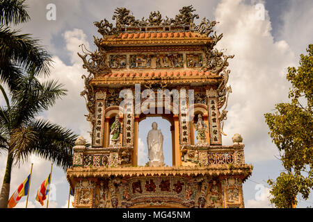 Eingang an der Vinh Tranh Pagode in My Tho, Mekong Delta, Stockfoto