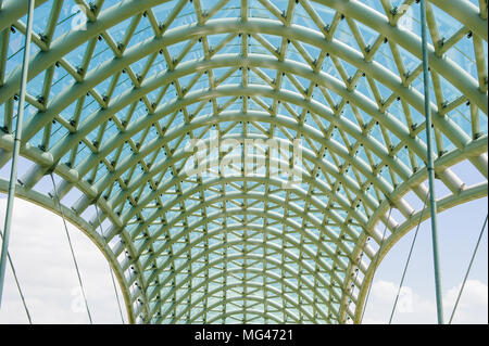 Brücke des Friedens in Tiflis, Geaorgia, bogenförmigen Fußgängerbrücke über den Kura in Tiflis, der Hauptstadt Georgiens. Einer der wichtigsten Standorte Stockfoto