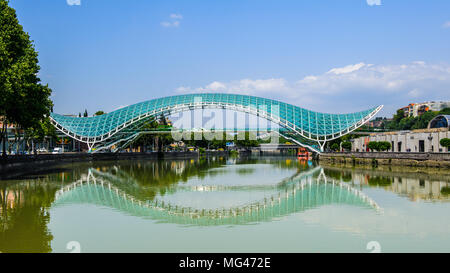 Brücke des Friedens in Tiflis, Geaorgia, bogenförmigen Fußgängerbrücke über den Kura in Tiflis, der Hauptstadt Georgiens. Einer der wichtigsten Standorte Stockfoto