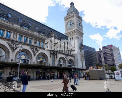 Eingang zum Gare de Lyon mit Clock Tower, Paris Bahnhof, 12. Arrondissement, Paris, Frankreich. Stockfoto