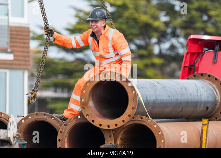 Männliche Bauarbeiter lächelnd und glücklich bei der Arbeit in Großbritannien zu werden. Stockfoto
