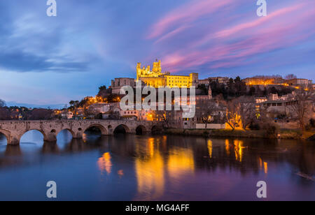 Kathedrale St. Nazaire und Pont Vieux in Beziers, Frankreich Stockfoto