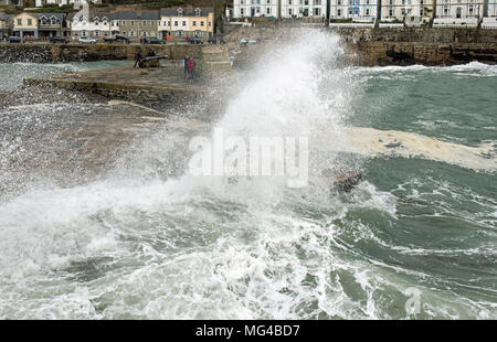 Hoher See und Wellen am Hafen in Camborne, Cornwall im Frühjahr Stockfoto