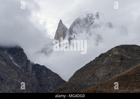 Landschaft der Berge am Morgen mit Nebel und trübe Umgebung morgens, die Gipfel der Dame' Finger Mountain Peak Stockfoto