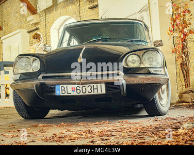 BRATISLAVA, SLOWAKEI-3. APRIL 2018: Schwarz 1971 Citroen ID 20 im Bratislava Transport Museum Stockfoto