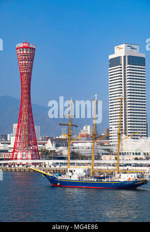 Port Turm und Schiff im Hafen, Kobe, Kansai, Japan Stockfoto