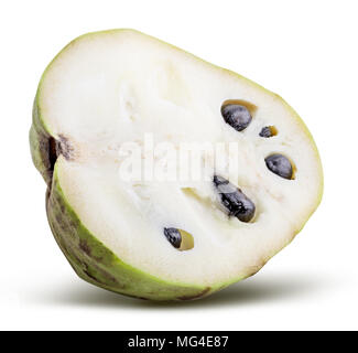 Frisches Grün cherimoya (Zucker apple) auf weißem Hintergrund mit Schatten isoliert. Freistellungspfaden. Stockfoto