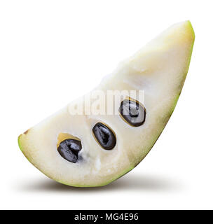 Frisches Grün cherimoya (Zucker apple) auf weißem Hintergrund mit Schatten isoliert. Freistellungspfaden. Stockfoto