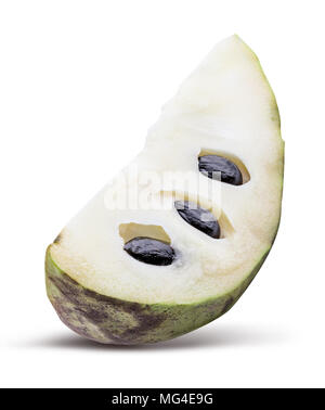 Frisches Grün cherimoya (Zucker apple) auf weißem Hintergrund mit Schatten isoliert. Freistellungspfaden. Stockfoto
