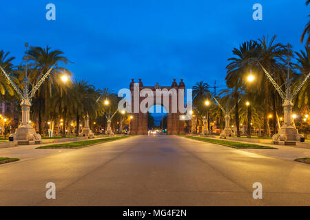 Bacelona "Arc de Triomf" in der Nacht in der Stadt Barcelona in Katalonien, Spanien. Der Bogen ist in rötlichen Mauerwerk im Neo-Mudejar Stil gebaut Stockfoto