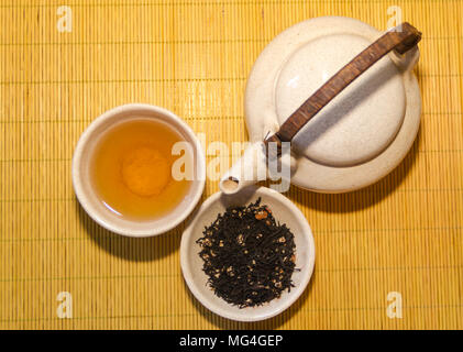 Hot chinesischen Tee serviert auf dem Tisch Stockfoto