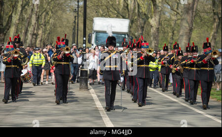 Hyde Park, London, UK. 21. April 2018. Band von der Königlichen Artillerie März, nach der Teilnahme an Gewehren im Hyde Park. Stockfoto