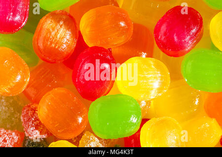 Um einen Hintergrund aus bunten Süßigkeiten Zucker Süßigkeiten schließen. Sortiment Bonbons anzeigen. farbigen Hintergrund von Süßigkeiten Stockfoto