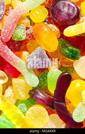 Um einen Hintergrund aus bunten Süßigkeiten Zucker Süßigkeiten schließen. Sortiment Bonbons anzeigen. Bunte Bonbons auf weißem Hintergrund Stockfoto