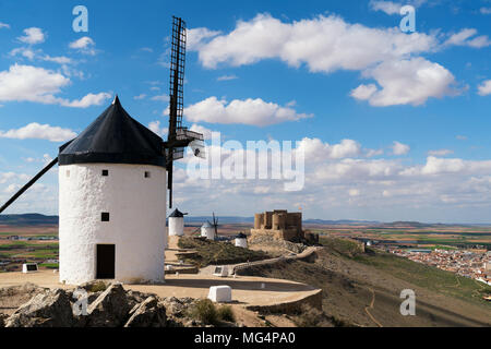 Madrid Reiseziel. Landschaft mit Windmühlen des Don Quijote. Historische Gebäude in Cosuegra Gebiet in der Nähe von Madrid, Spanien. Stockfoto