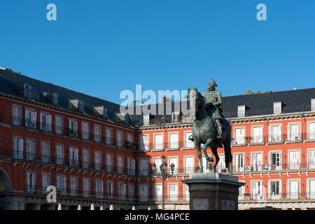 Madrid Reiseziel. Statue von Philip III auf der Plaza Mayor. Historisches Gebäude an der Plaza Mayor in Madrid, Spanien. Stockfoto